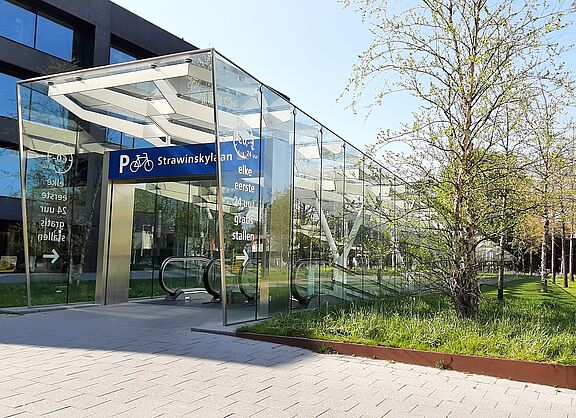 Überdachter Eingang zum Fahrradparkhaus Strawinskylaan bei Princess Amaliaplein in Amsterdam