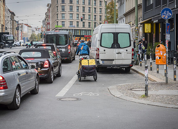 Radfahren in der Stadt: blockierter Radweg