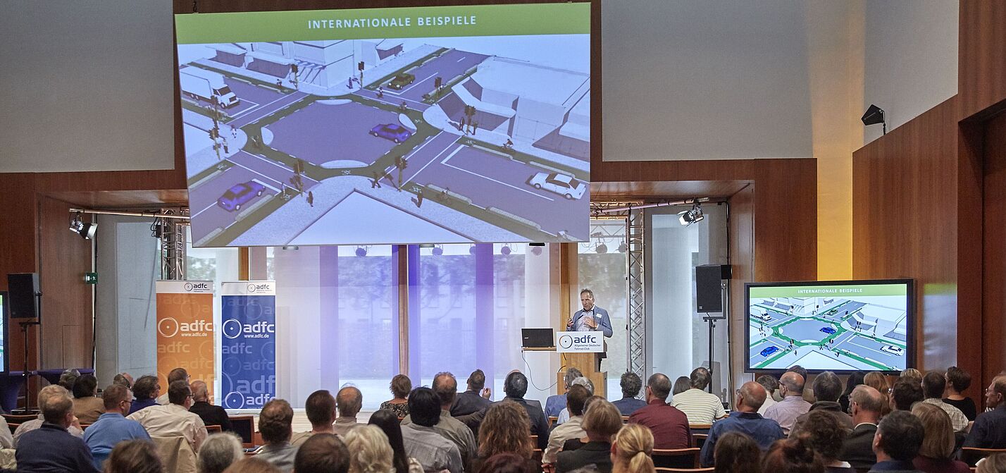 ADFC-Fachveranstaltung 2019: Sichere Kreuzungen für den Radverkehr. ADFC-Fachveranstaltung 2019: Sichere Kreuzungen für den Radverkehr.