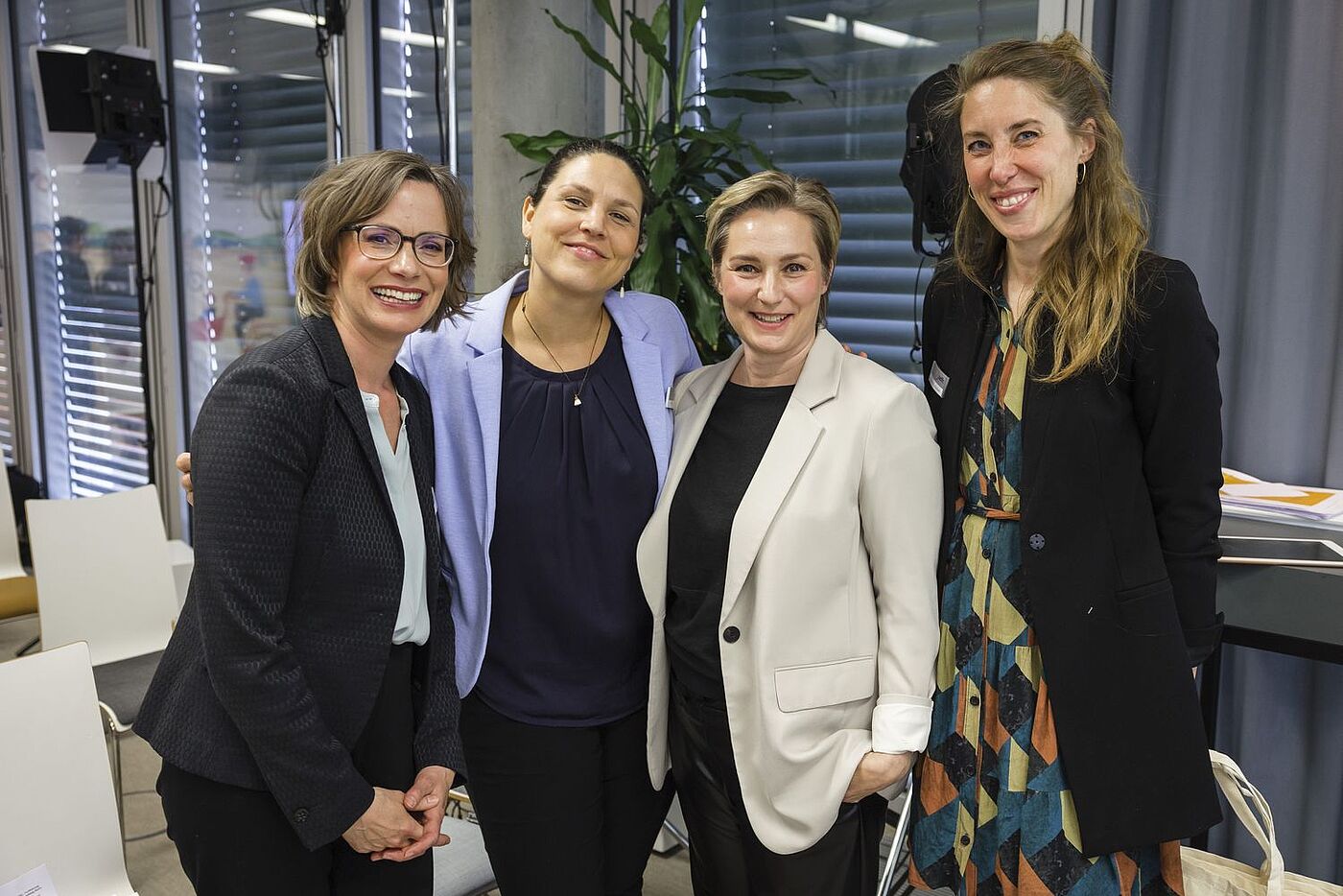 Strahlten nach einer gelungenen Veranstaltung: Ann-Kathrin Schneider, Sarah Karge und Svenja Golombek vom ADFC (v.l.n.r.) und Moderatorin Janine Steeger (2.v.l.).