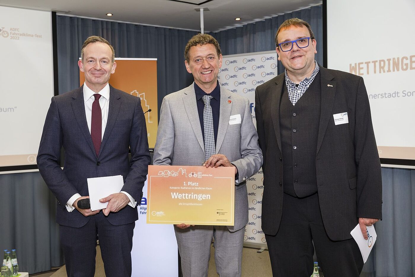 Wettringen räumte gleich zweimal ab: Mit einer glatten 2 landete es auf Platz 1 in der kleinsten Ortsgrößenklasse und erhielt den Sonderpreis zum Radfahren im ländlichen Raum. Bürgermeister Berthold Bültgerds freut sich (Mitte).