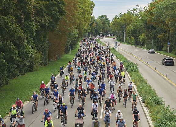 Viele Radfahrende bei der ADFC-Sternfahrt Stuttgart.