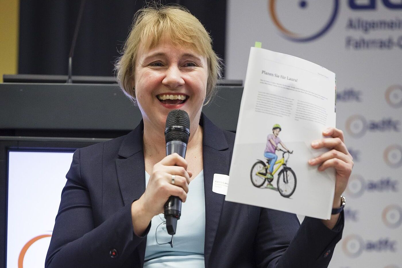 Planen Sie für Laura: Die Radverkehrsbeauftragte Karola Lambeck stellt die fiktive Elfjährige vor. Eine Radverkehrsplanung, die dem Sicherheitsbedürfnis von Kindern und Eltern entspricht, sei auch sicher.