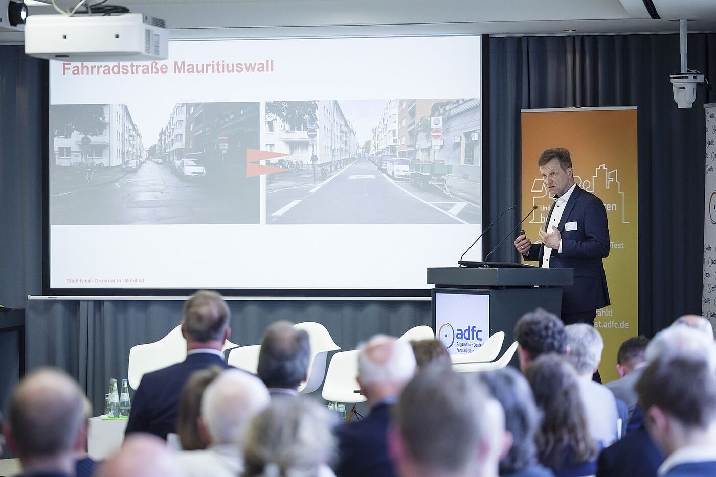 Ascan Egerer, Beigeordneter für Mobilität, stellt vor, mit welchen Maßnahmen Köln den Radverkehr in den letzten Jahren vorangebracht hat.