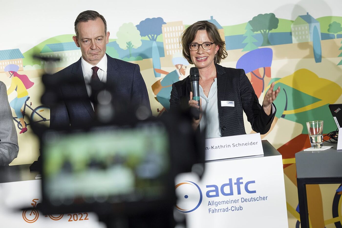 Bundesverkehrsminister Dr. Volker Wissing und ADFC-Bundesgeschäftsführerin Ann-Kathrin Schneider präsentierten die Ergebnisse des ADFC-Fahrradklima-Tests 2022 auf einer gemeinsamen Pressekonferenz.