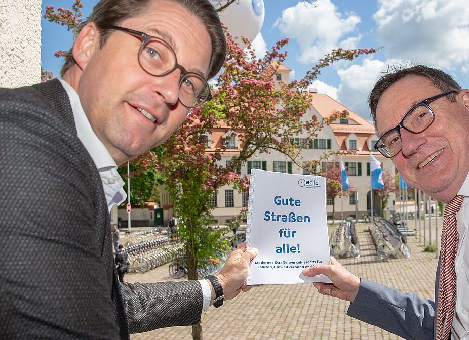 ADFC-Vorsitzender Ulrich Syberg übergibt Bundesminster Andreas Scheuer Gesetzesentwurf ADFC-Vorsitzender Ulrich Syberg übergibt Bundesminster Andreas Scheuer Gesetzesentwurf