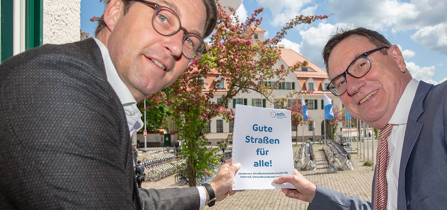 ADFC-Vorsitzender Ulrich Syberg übergibt Bundesminster Andreas Scheuer Gesetzesentwurf ADFC-Vorsitzender Ulrich Syberg übergibt Bundesminster Andreas Scheuer Gesetzesentwurf