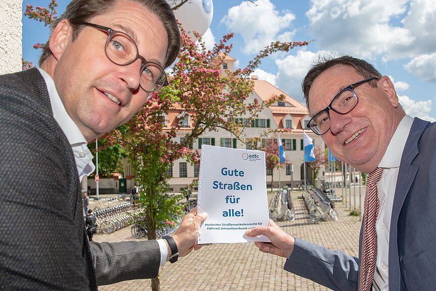 ADFC-Vorsitzender Ulrich Syberg übergibt Bundesminster Andreas Scheuer Gesetzesentwurf ADFC-Vorsitzender Ulrich Syberg übergibt Bundesminster Andreas Scheuer Gesetzesentwurf