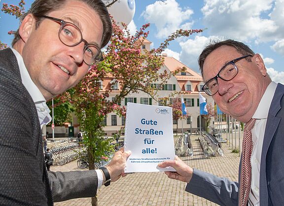 ADFC-Vorsitzender Ulrich Syberg übergibt Bundesminster Andreas Scheuer Gesetzesentwurf