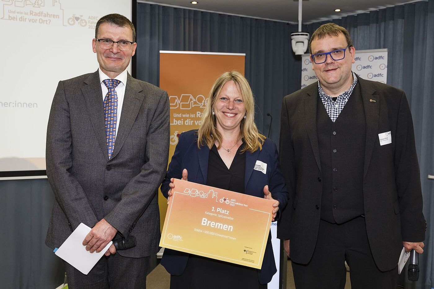 Die Bremer Verkehrssenatorin Dr. Maike Schäfer freute sich, dass Bremen erneut den ersten Platz bei den Städten über 500.000 Einwohner:innen erreicht. Sie bekam die Auszeichnung von Staatssekretär Hartmut Höppner und Christoph Schmidt vom ADFC.