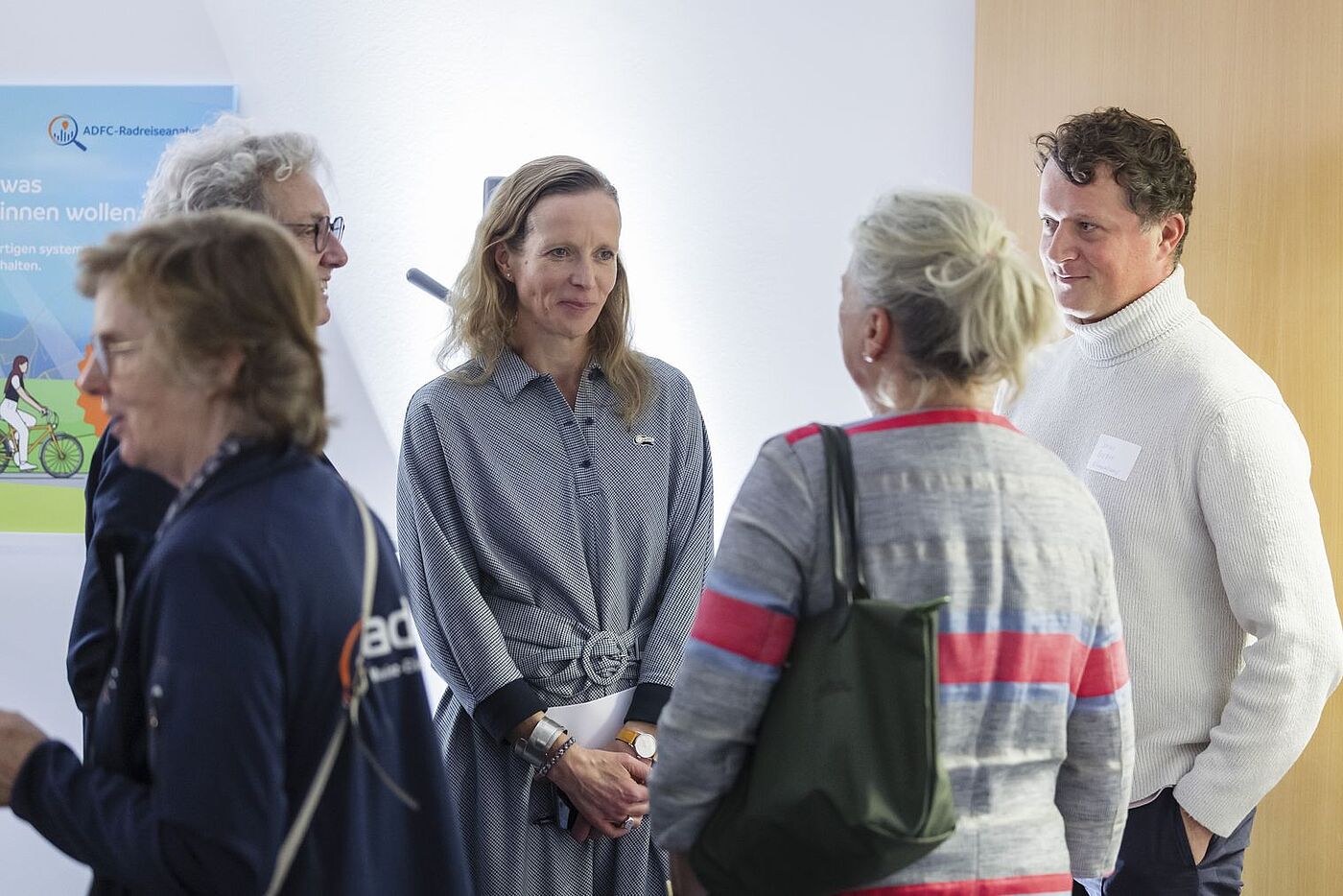 Die Politische ADFC-Bundesgeschäftsführerin Dr. Caroline Lodemann im Austausch mit Gästen.